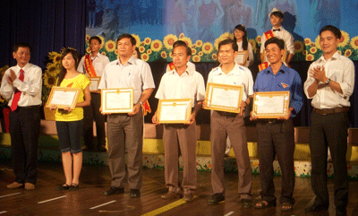 Ban tổ chức hội thi trao giải cho các đơn vị đoạt giải toàn đoàn.