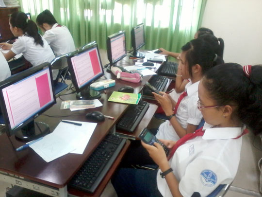 Các học sinh trường THCS Chu Văn An - Thị xã Thủ Dầu Một đang tích cực làm bài thi - Violympic cấp Tỉnh 2011-2012