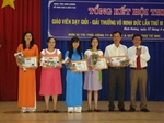 Phát thưởng cho các giáo viên đoạt giải