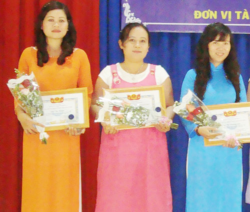 Cô Đào Thị Nghĩa, Phan Thị Quế Minh, Bùi Thị Phương Lan (từ trái qua)