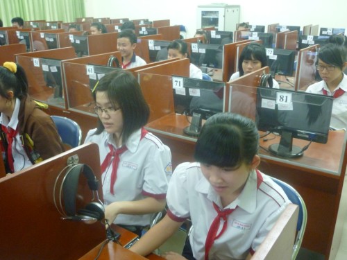 Học sinh lớp 9  trường THCS Phú Cường - TDM đang làm bài thi