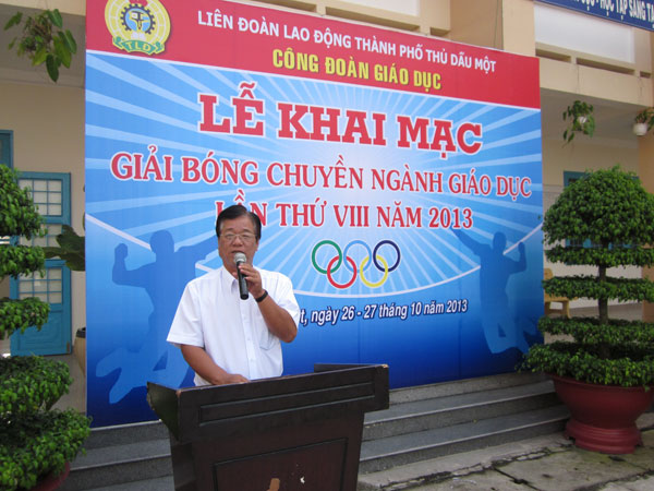 Ông Dương Văn Bốn - Phó trưởng phòng, Chủ tịch Công đoàn Ngành Giáo dục thành phố Thủ Dầu Một phát biểu khai mạc