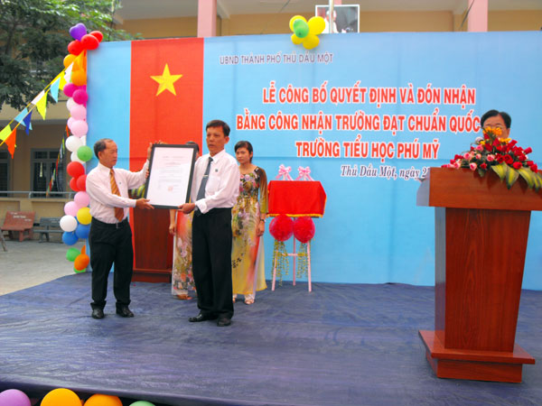 Ban Giám hiệu trường tiểu học Phú Mỹ (TP.TDM) vinh dự đón nhận Bằng công nhận trường chuẩn quốc gia.
