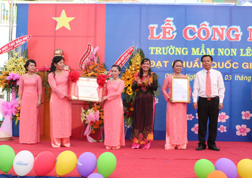 Phó Giám đốc Sở GD-ĐT Nguyễn Hồng Sáng (thứ ba từ phải qua) trao bằng công nhận trường đạt chuẩn quốc gia ch