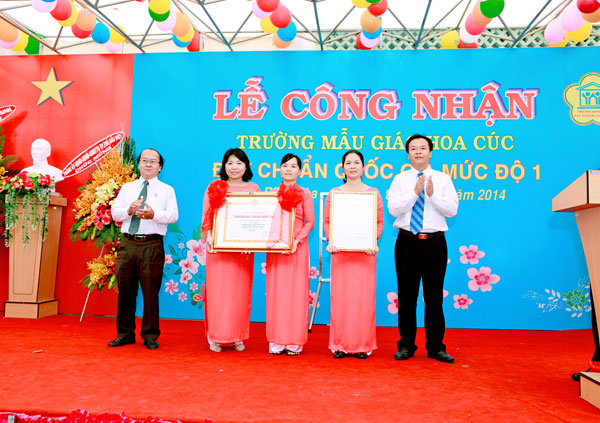 Ban Giám hiệu trường MG Hoa Cúc (TP.TDM) vinh dự đón nhận Bằng công nhận trường chuẩn quốc gia.