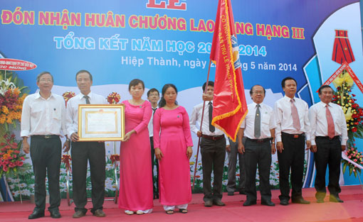 Năm học 2013-2014, trường Tiểu học Lê Hồng Phong vinh dự được Chủ tịch nước tặng Huân chương Lao động hạng ba. Ả