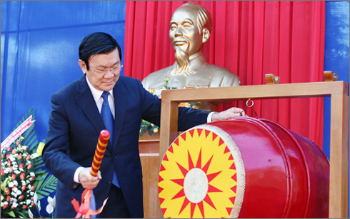Chủ tịch nước Trương Tấn Sang đánh trống khai giảng năm học mới 2013-2014 tại trường THPT Bùi Thị Xuân, Đà Lạt