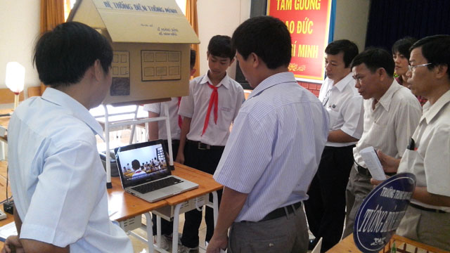 Ban giám khảo xem video thực tế ứng dụng sản phẩm