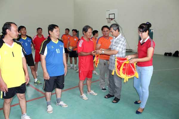 Đồng chí Nguyễn Văn Chệt - Phó trưởng phòng trao cờ lưu niệm cho 12 đội bậc THCS