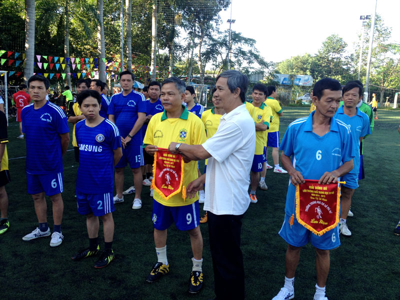 Thầy Nguyễn Văn Chệt, trao cờ lưu niệm cho các đội.