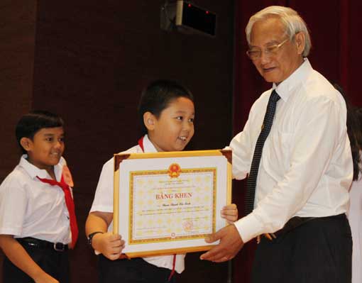 Giám đốc Sở GD-ĐT Dương Thế Phương trao thưởng cho 2 HS đoạt huy chương vàng cuộc thi toán tuổi thơ quốc gia năm học 2013-2014