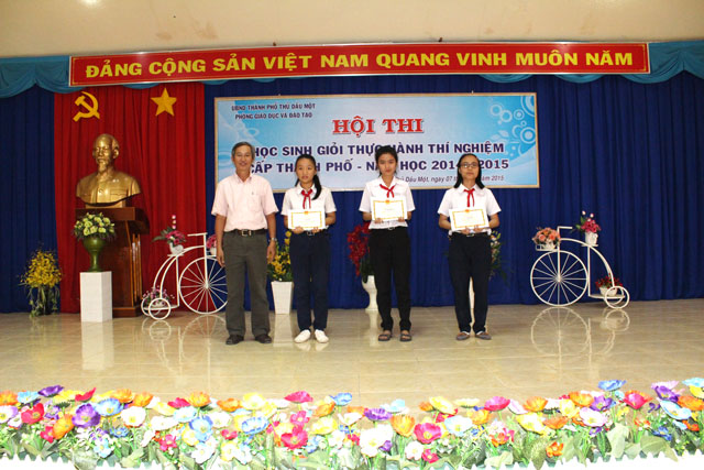 Thầy Nguyễn Văn Chệt - Phó trưởng phòng, trao giải toàn đoàn.