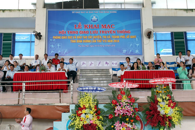 Các đại biểu tham dự lễ khai mạc Hội thao