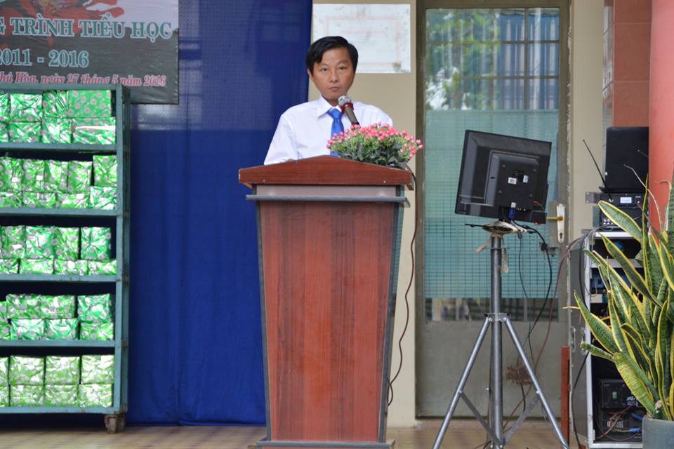 Ông Nguyễn Xuân Trang - Hiệu trưởng nhà trường lên đọc báo cáo tổng kết năm học