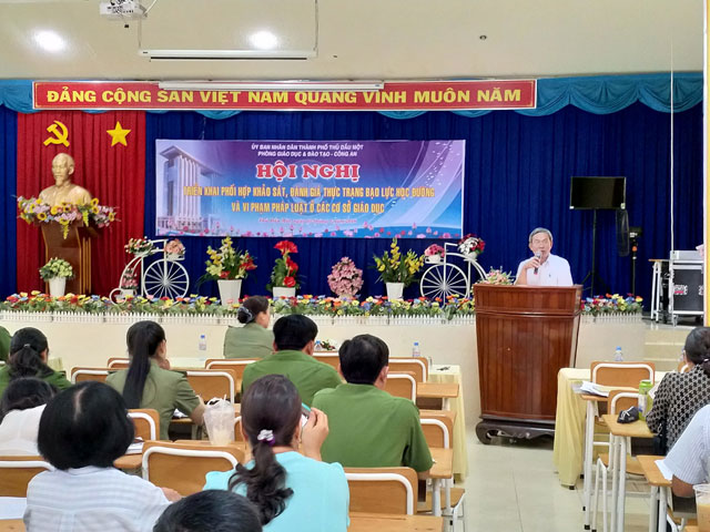 Ông Nguyễn Văn Chệt Trưởng phòng GDĐT thành phố, phát biểu