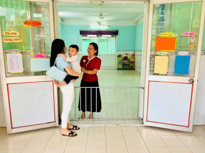 NGÀY ĐẦU TIÊN BÉ LÀM QUEN TRƯỜNG LỚP