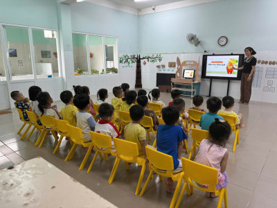 Long lanh mắt biếc kể chuyện cùng bé yêu
