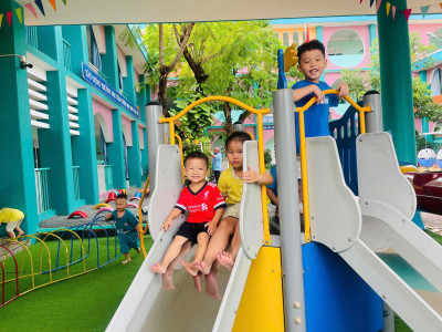 Bé Vui Chơi Hết Mình Tại Khu Vui Chơi Tuổi Xanh!