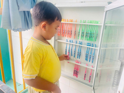Bé đồ dùng cá nhân đúng nơi quy định