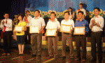 Ban tổ chức hội thi trao giải cho các đơn vị đoạt giải toàn đoàn.