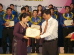 Phó Chủ tịch UBND tỉnh Huỳnh Văn Nhị trao thưởng cho các giáo viên trẻ, tiêu biểu
