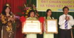 Bà Nguyễn Hồng Sáng, Phó Giám đốc Sở GD-ĐT trao bằng công nhận trường đạt chuẩn quốc gia mức độ I cho Ban giám hi