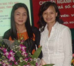 Cô Thảo (trái) trong ngày bảo vệ luận văn thạc sĩ quản lý giáo dục
