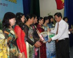 Phó Chủ tịch UBND tỉnh Huỳnh Văn Nhị trao bằng khen cho các giáo viên bồi dưỡng HS giỏi.