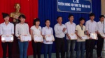 Chủ tịch UBND huyện Bến Cát Nguyễn Hữu Chí biểu dương các tân sinh viên