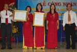 Phó Giám đốc Sở GD-ĐT Trần Hiếu (trái) trao bằng công nhận cho Ban Giám hiệu nhà trường.