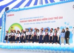 Ông Ono Masaru, Tổng Giám đốc Công ty Yamaha Việt Nam tặng mũ bảo hiểm cho trẻ em
