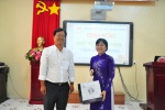 Đại diện PGD&ĐT TP. Thủ Dầu Một tặng quà cho cô Lê Thị Ngọc Điệp – Hiệu trưởng nhà trường