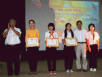 Giám đốc Sở Giáo dục và Đào tạo Dương Thế Phương (trái) trao giấy khen  cho các đơn vị đạt giải toàn đoàn