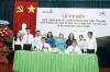 Ông Nguyễn Văn Chệt - Trưởng phòng GDĐT thành phố Thủ Dầu Một và Ông Nguyễn Thái Minh Quang - Giám đốc Vietcombank Bình Dương thực hiện ký kết thỏa thuận hợp tác thanh toán không dùng tiền mặt.