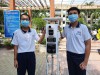Học sinh trường THCS Nguyễn Văn Cừ đo thân nhiệt bằng máy tự động trước khi vào trường