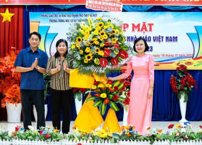 Trường THCS Chu Văn An, thành phố Thủ Dầu Một, tỉnh Bình Dương tổ chức họp mặt Ngày Hiến chương Nhà giáo Việt Nam 20-11