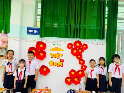 HỌC SINH KHỐI 4 TRƯỜNG TIỂU HỌC HÒA PHÚ HÂN HOAN CHÀO MỪNG QUỐC KHÁNH 2/9