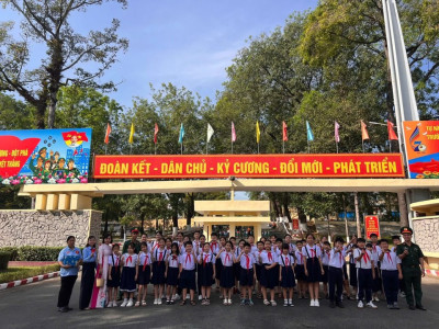 Thăm và chúc mừng các chú bộ đội tại Trường Sĩ quan Công binh.