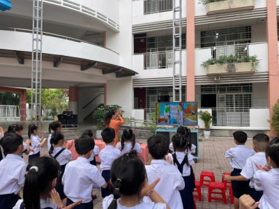 Tiết học "An toàn giao thông – Làm quen với đèn tín hiệu"