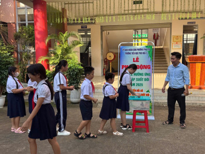Trường TH Phú Hòa 2 phát động quyên góp ủng hộ đồng bào bị bão lụt