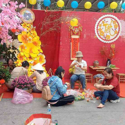 Công tác trang trí tiểu cảnh đón Xuân Bính Ngọ 2026 của Trường Tiểu học Phú Mỹ