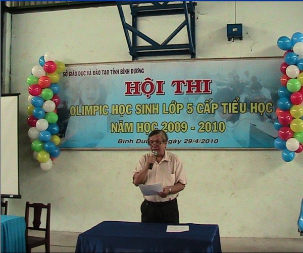 Ông Đổng Ngọc Chiếu – Trưởng phòng Giáo dục Tiểu học phát biểu tại Hội thi