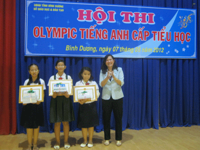 Khen thưởng các thí sinh đoạt giải.