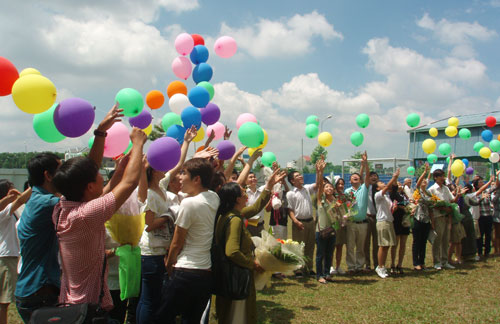 Thầy cô, phụ huynh và học sinh thả những quả bóng bay mang theo những ước nguyện tốt đẹp nhất dành cho các em học sin
