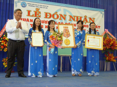 Trường Tiểu học Dĩ An đón nhận Huân chương Lao động hạng nhất