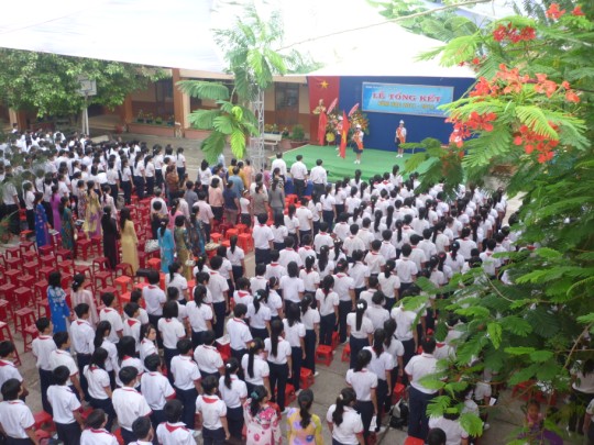 Chào cờ khai mạc lễ tổng kết năm học 2011-2012 tại sân trường THCS Phú Cường