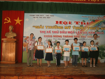 Các em học sinh đoạt giải tại hội thi.