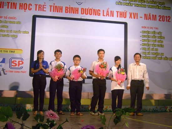 BTC hội thi tặng hoa cho đội tuyển tin học trẻ toàn quốc lần XVIII năm 2012