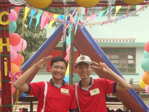 Cao Minh Hiếu (bìa trái) cùng bạn học tại hội trại truyền thống do trường tổ chức năm 2012
