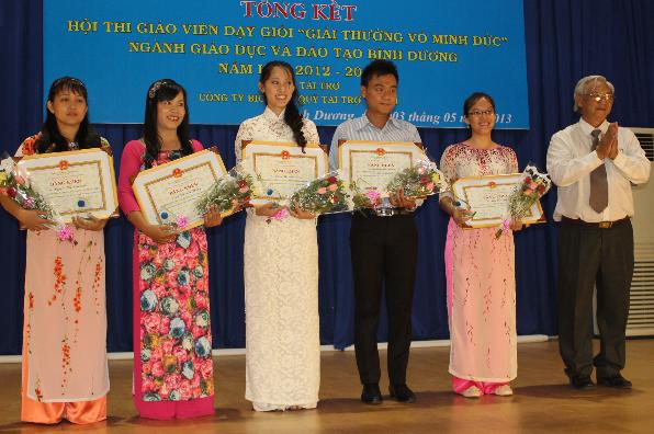 Giám đốc Sở GD-ĐT Dương Thế Phương trao giải nhất cho các GV ở các cấp học